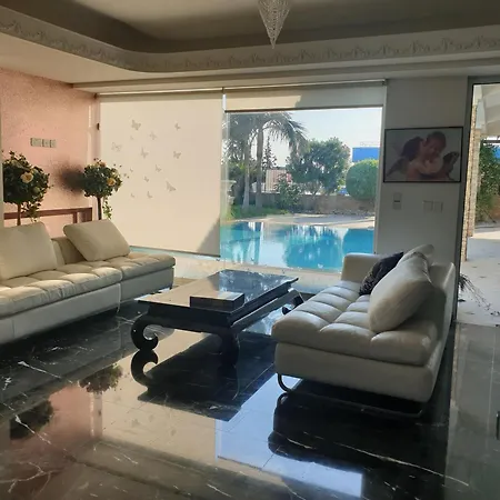 Beautiful Spacious House With Swimming Pool 利马索尔